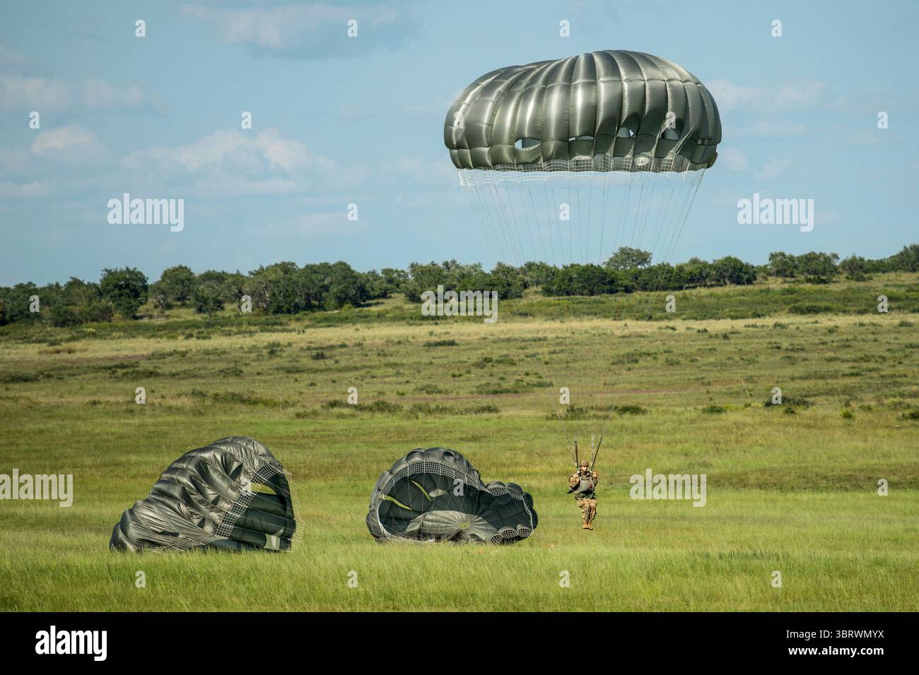 25 settembre 2020 - San Antonio, Texas, USA - Un paracadutista della Guardia Nazionale del Texas della 197th Special Troops Support Company, 36th Sustainment Brigade, si prepara ad atterrare dopo essere saltato da un aereo C-130 sopra Camp Bullis, Texas, Septembert. 25, 2020. I soldati assegnati alle unità aviotrasportate devono completare un salto con paracadute ogni tre mesi per mantenere il loro status di aviotrasportato. (Immagine di credito: © Jose Torres/U.S. Air Force/filo ZUMA/ZUMAPRESS.com) Foto Stock