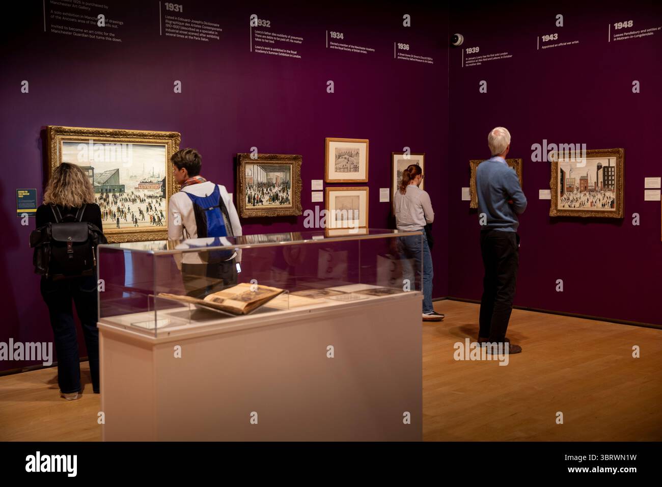 Regno Unito, Inghilterra, Salford, Quays, Lowry Gallery, interni, visitatori che ammirano «alla partita» Foto Stock