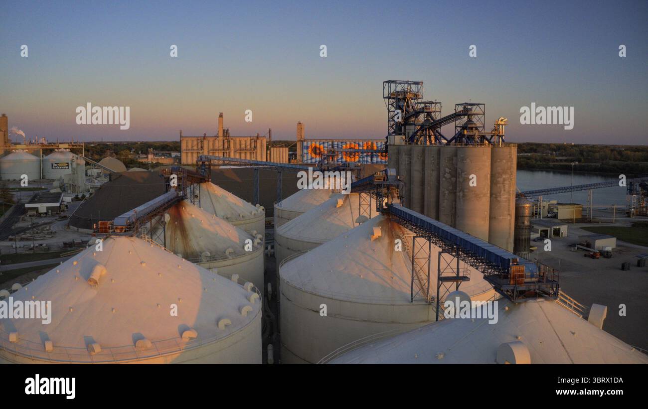 Vista aerea di silos baciati dal sole che proiettano lunghe ombre mentre il fiume Maumee splende in lontananza, Toledo, Ohio, Stati Uniti. Foto Stock