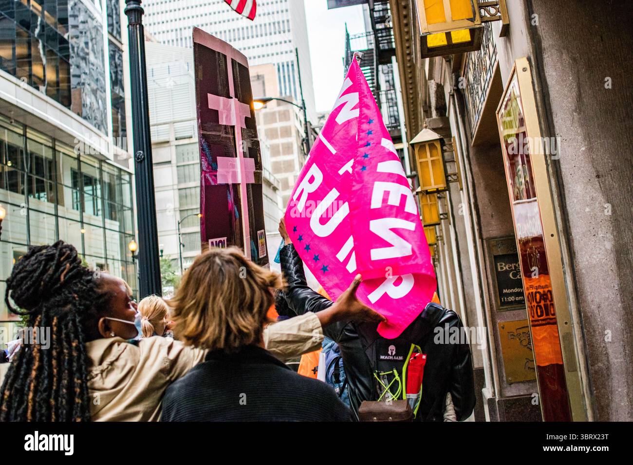 3 ottobre 2020, Chicago, Illinois, USA: CASSANDRA GREER-LEE afferra la sostenitrice di Trump EMILY CAHILL "Women for Trump" durante una protesta Trump/Pence Out Now e la marcia che si tiene sabato 3 ottobre a Chicago. Il marito di GREER-LEE Nikolas Lee morì di Covid-19 la domenica di Pasqua, 14 aprile 2020 nel Dipartimento di correzioni della contea di Cook nelle divisioni 8 3F massima sicurezza. (Immagine di credito: © Meredith Goldberg/ZUMA Wire/ZUMAPRESS.com) Foto Stock