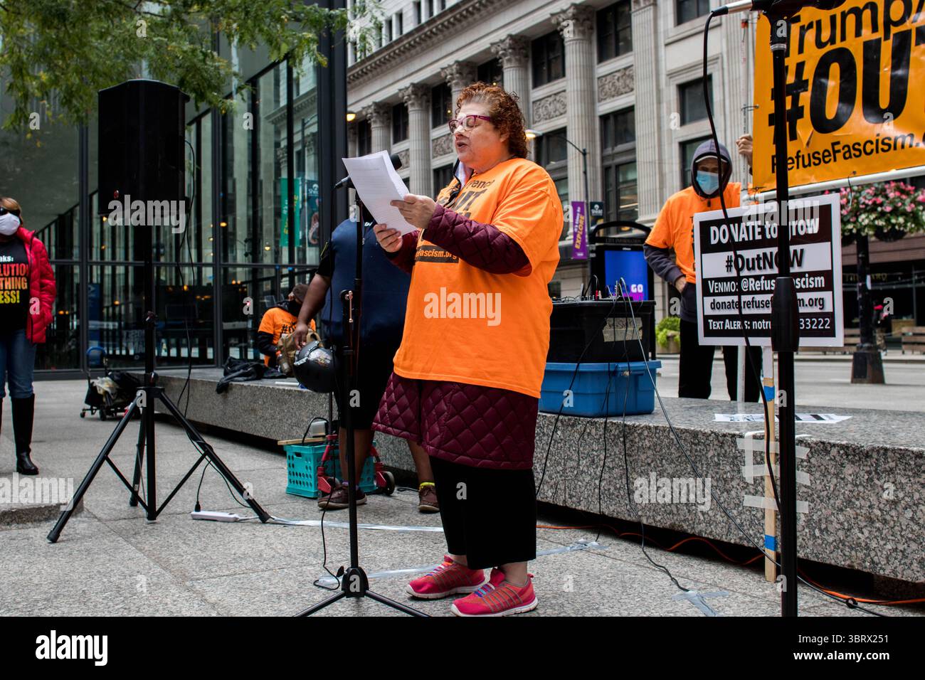 3 ottobre 2020, Chicago, Illinois, USA: SAMMY LINES parla alla folla al Trump/Pence del suo aborto illegale nel 1969. Lines stava parlando delle sue preoccupazioni riguardo alla Corte Suprema degli Stati Uniti Amy Coney-Barrett e la possibilità che Landmark Case Roe V. Wade possa essere rovesciata. (Immagine di credito: © Meredith Goldberg/ZUMA Wire/ZUMAPRESS.com) Foto Stock