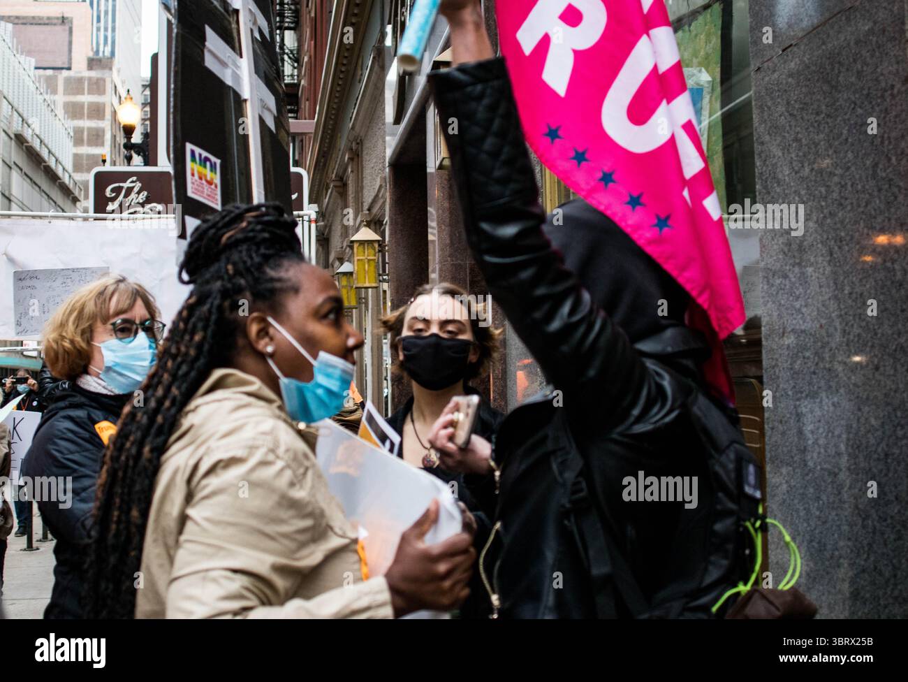 3 ottobre 2020, Chicago, Illinois, USA: CASSANDRA GREER-LEE affronta la sostenitrice di Trump EMILY CAHILL durante un Trump/Pence Out Now! Protesta e marzo si tenne sabato 3 ottobre 202. Il marito di GREER-LEE Nikolas Lee morì di Covid-19 la domenica di Pasqua, 14 aprile 2020 nel Dipartimento di correzioni della contea di Cook nelle divisioni 8 3F massima sicurezza. (Immagine di credito: © Meredith Goldberg/ZUMA Wire/ZUMAPRESS.com) Foto Stock