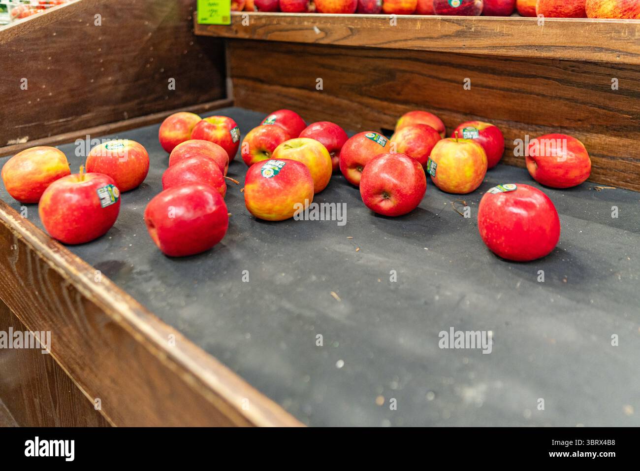 13 luglio 2025 - Boston, Massachusetts, Stati Uniti: Scaffali vuoti in un negozio di alimentari con carenza di articoli di base di maggio, tra cui frutta e altri prodotti. Foto Stock