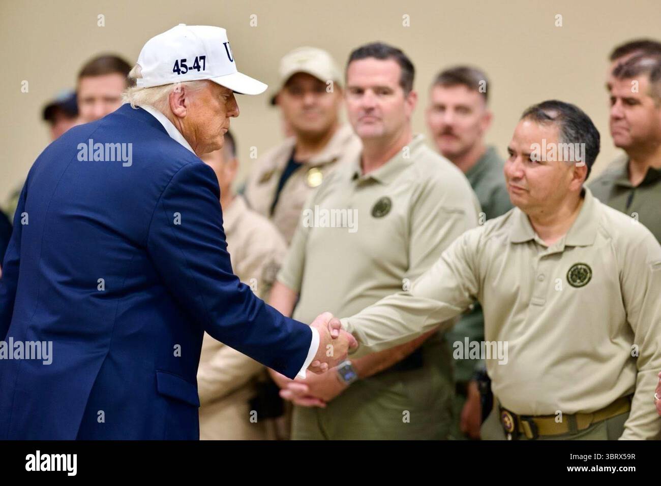 Il presidente Donald J. Trump incontra gli agenti delle forze dell'ordine e la squadra di soccorso durante la sua visita a Kerrville, Texas, l'11 luglio 2025, a seguito di gravi inondazioni nella regione. Per gentile concessione della Casa Bianca. Foto Stock