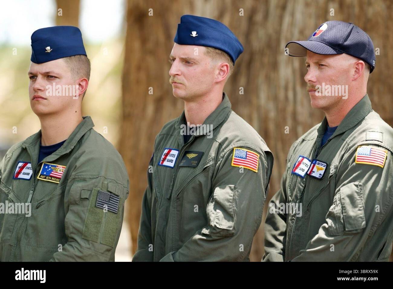 I membri della Guardia Nazionale degli Stati Uniti si stanno formando durante la visita del presidente Trump nelle aree colpite dalle inondazioni a Kerrville, Texas, l'11 luglio 2025. Per gentile concessione della Casa Bianca. Foto Stock