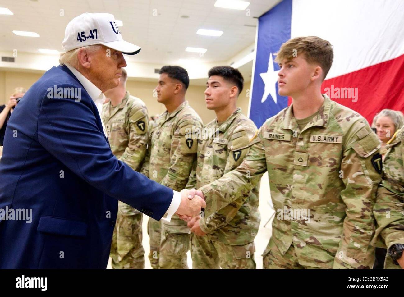 Il presidente Donald J. Trump saluta i membri dell'esercito degli Stati Uniti durante una visita a Kerrville, Texas, per incontrare le squadre di risposta alle inondazioni e il personale militare l'11 luglio 2025. Per gentile concessione della Casa Bianca. Foto Stock