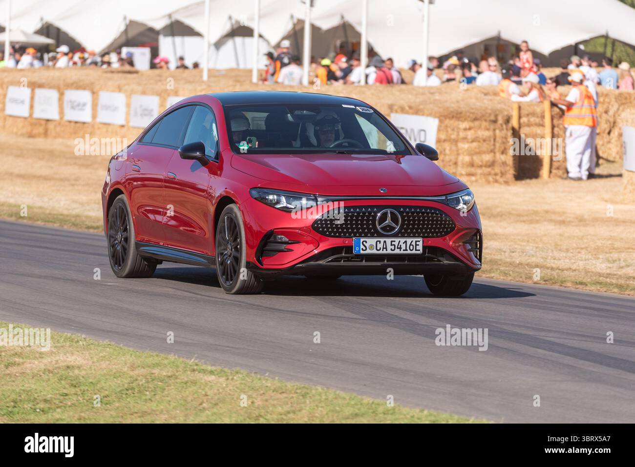 Auto Mercedes Benz CLA che sale la pista per arrampicate in salita all'evento automobilistico Goodwood Festival of Speed 2025. Elegante auto executive subcompatta Foto Stock