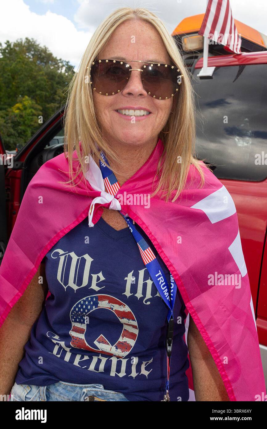 4 ottobre 2020, New York, New York, Stati Uniti: Suffolk County Long Island PBA rally di sostegno della polizia. Venite a sostenere i nostri fratelli e sorelle in blu. La PBA Suffolk ha approvato con orgoglio questi candidati pro forze dell'ordine. Vi prego di unirvi a noi nel mantenere la sicurezza pubblica una priorità, esprimendo il vostro voto per loro il 3 novembre o votando in anticipo. Donald J. Trump, repubblicano, Presidente degli Stati Uniti. (Immagine di credito: © John Marshall Mantel/ZUMA Wire) Foto Stock