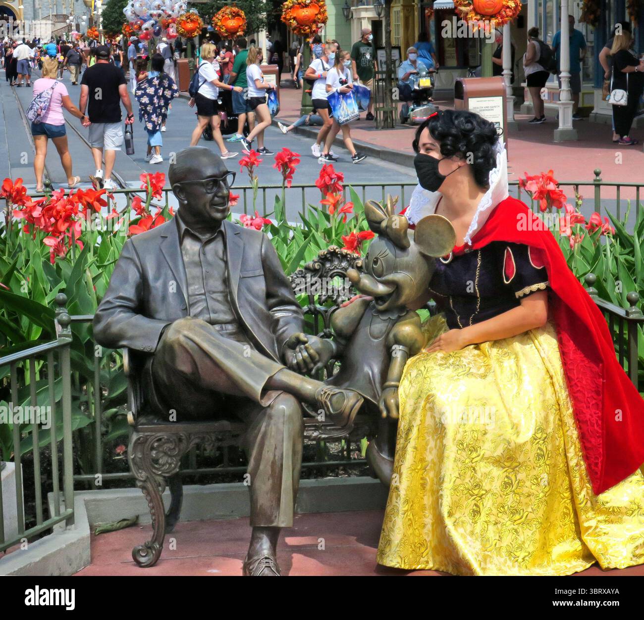 6 ottobre 2020, Florida, Stati Uniti d'America: Un ospite indossa un costume Biancaneve in Main Street, Stati Uniti, accanto a una statua di Roy O. Disney e Minnie mouse, nel Regno Magico. (Immagine di credito: © TNS via cavo ZUMA) Foto Stock
