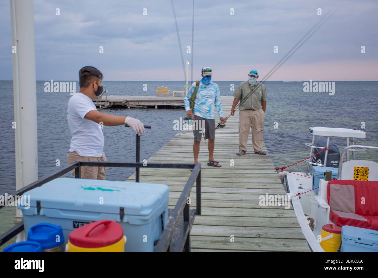 4 ottobre 2020, San Pedro, Montana, Belize: Gli ospiti si preparano per una giornata di pesca all'El Pescador Lodge, protocolli COVID che includono la pulizia delle barche e l'uso di maschere. (Immagine di credito: © Jess Mcglothlin/ZUMA Wire) Foto Stock