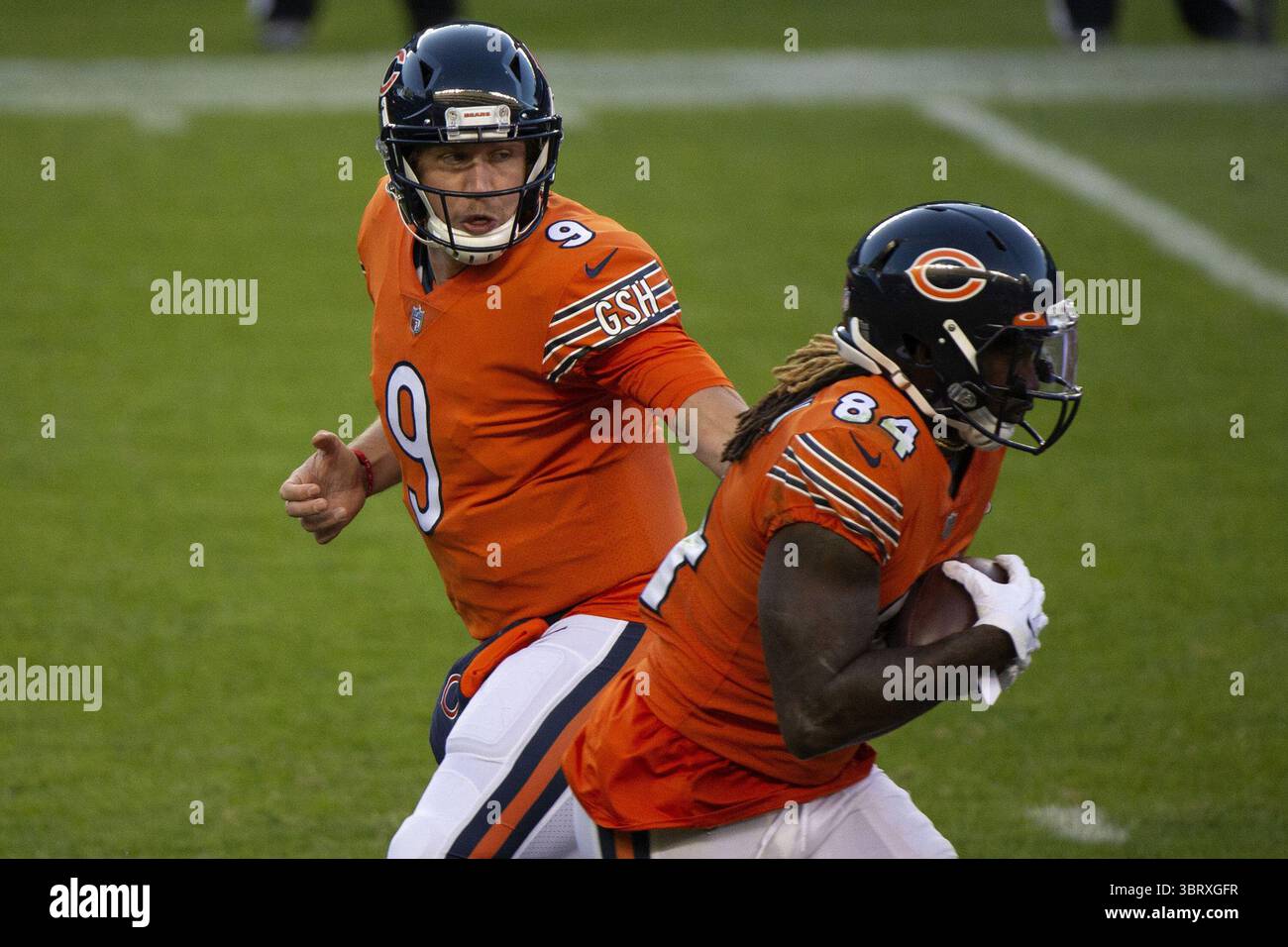 4 ottobre 2020, Chicago, il, USA: Il quarterback dei Chicago Bears Nick Foles passa a Cordarrelle Patterson durante il quarto periodo contro gli Indianapolis Colts domenica 4 ottobre 2020, al Soldier Field di Chicago. (Immagine di credito: © TNS via cavo ZUMA) Foto Stock