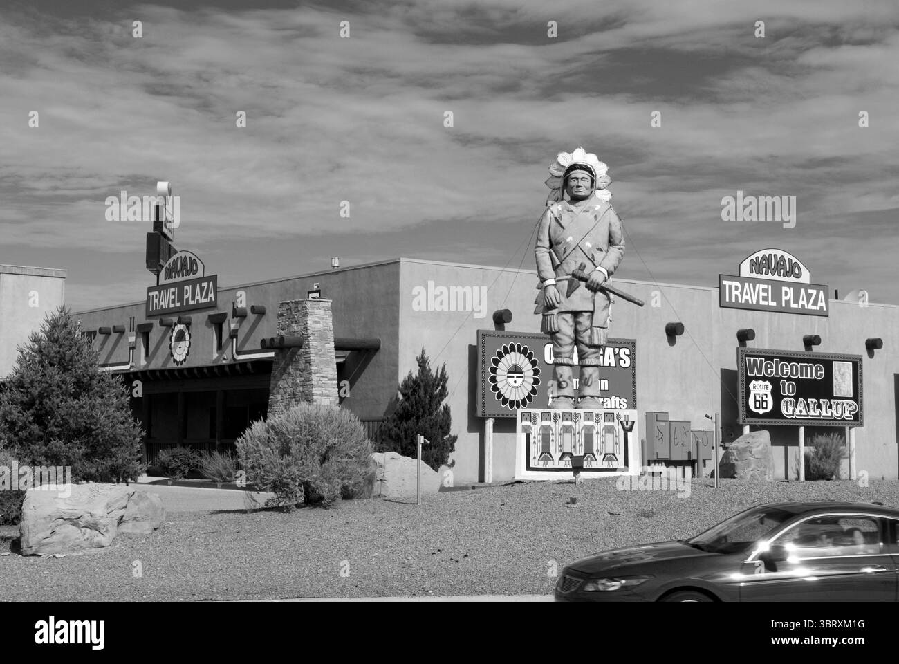 Navajo Travel Plaza a Gallup, New Mexico, con architettura a tema degli Indiani d'America e segnaletica lungo la storica Route 66, USA. Foto Stock