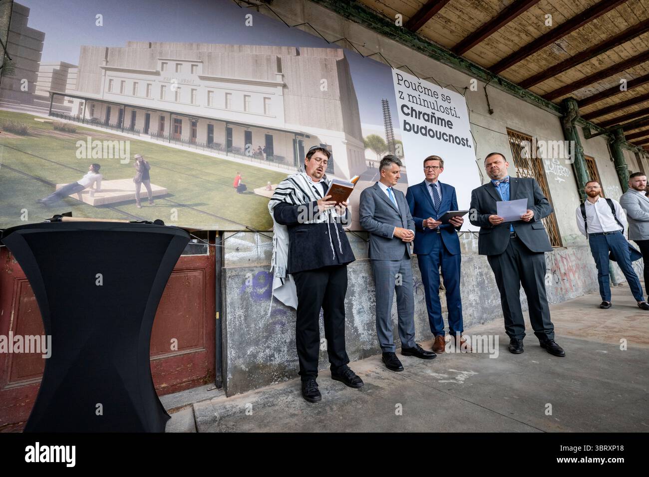 Praga, Repubblica Ceca. 14 luglio 2025. Lancio ufficiale della stazione ferroviaria di Praga-Bubny in Centro della memoria e del dialogo, Praga, 14 luglio 2025. Da sinistra: Cantore ebraico Rafael Rod in preghiera, direttore generale dell'amministrazione ferroviaria Jiri Svoboda, ministro dei trasporti Martin Kupka e ministro della cultura Martin Baxa. Crediti: Vit Simanek/CTK Photo/Alamy Live News Foto Stock