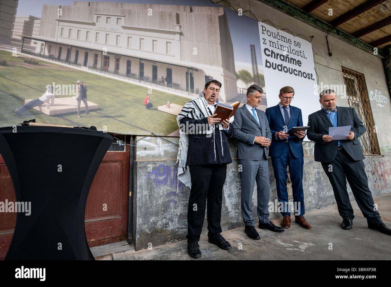 Praga, Repubblica Ceca. 14 luglio 2025. Lancio ufficiale della stazione ferroviaria di Praga-Bubny in Centro della memoria e del dialogo, Praga, 14 luglio 2025. Da sinistra: Cantore ebraico Rafael Rod in preghiera, direttore generale dell'amministrazione ferroviaria Jiri Svoboda, ministro dei trasporti Martin Kupka e ministro della cultura Martin Baxa. Crediti: Vit Simanek/CTK Photo/Alamy Live News Foto Stock