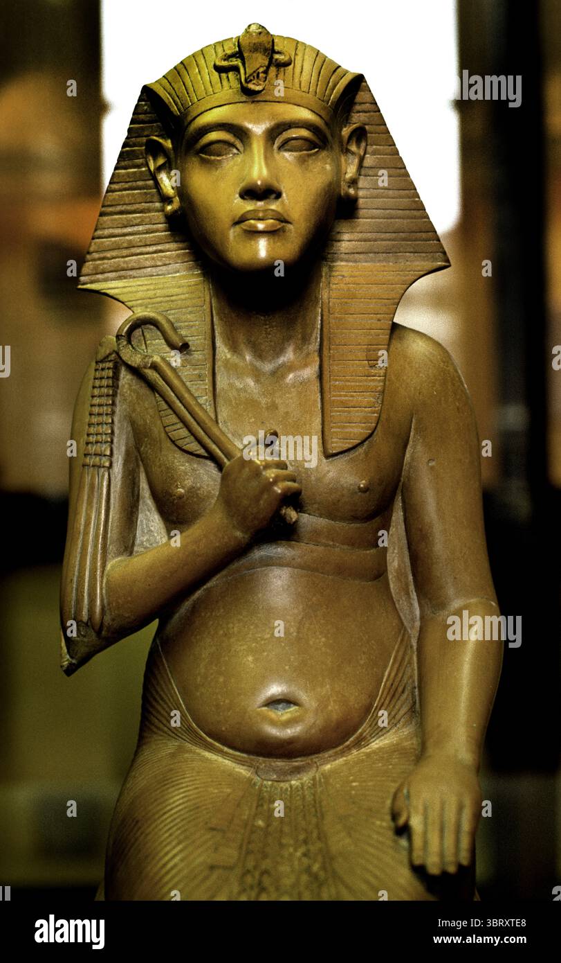 Ankhnaton Akhenaton Amenhotep IV Faraone Egitto , Museo Egizio, Egitto (.Menhotep IV, più tardi conosciuto come Akhenaton, fu un faraone della XVIII dinastia dell'antico Egitto. Regnò per circa 17 anni ed è meglio conosciuto per le sue riforme religiose e per l'introduzione del culto del dio del sole Aten come unico dio, una rottura radicale con la tradizionale religione politeistica egiziana.) Neues Museum, Berlino, Germania. Neues Museum, Berlino, Germania Foto Stock