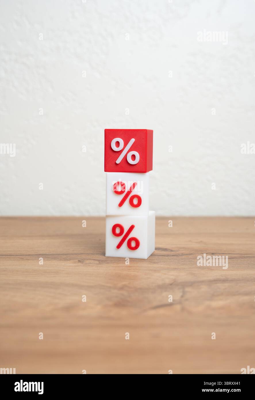 Una torre di percentuali con una percentuale rossa in cima. Elevato onere a lungo termine. Difficoltà di rimborso del prestito. Ristrutturazione del debito. Pressione finanziaria, Foto Stock