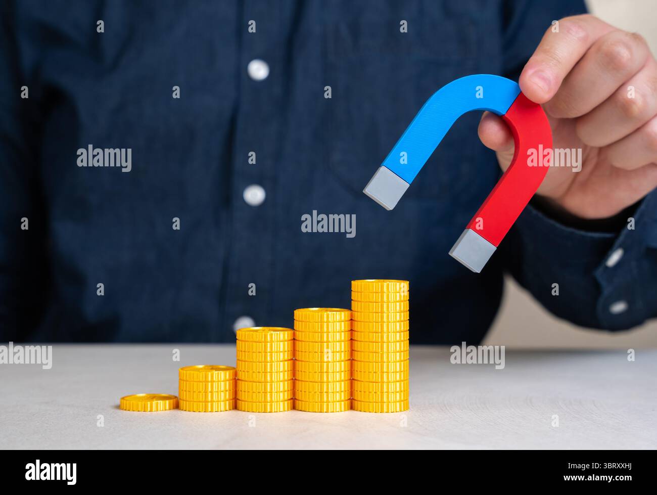 Un uomo con una calamita aumenta i suoi profitti. Attrazione di successo del capitale, aumento dei flussi di reddito e strategie di sviluppo aziendale efficaci Foto Stock