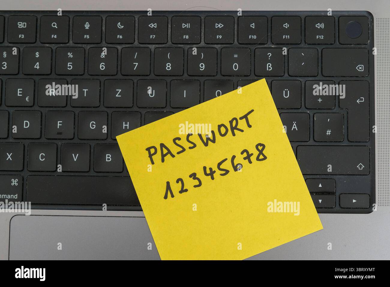 Sicherheitsrisiko auf dem Schreibtisch: Ein Zettel mit dem unsicheren Passwort 12345678 liegt offen auf einem laptop, ein klassisches Beispiel für fahrlässigen Umgang mit sensiblen Zugangsdaten. *** Rischio di sicurezza sulla scrivania: Un pezzo di carta con la password non sicura 12345678 aperta su un laptop è un classico esempio di gestione negligente dei dati di accesso sensibili. Nordrhein-Westfalen Deutschland, Germania GMS19543 Foto Stock