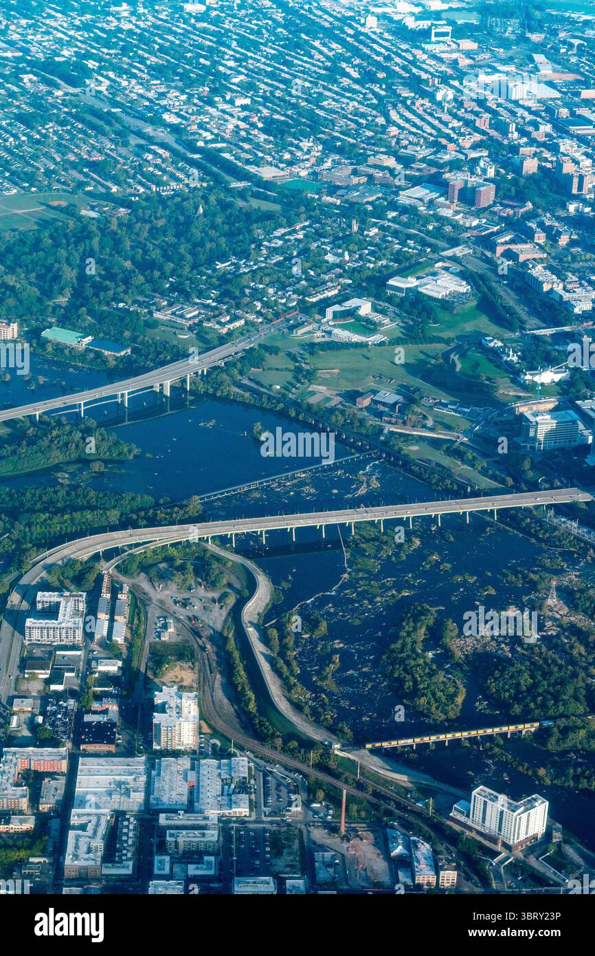 Vista aerea di Belle Isle, Lee Bridge, Manchester Bridge e T. Tyler Potterfield Memorial Bridge sul fiume James a Richmond, Virginia Foto Stock