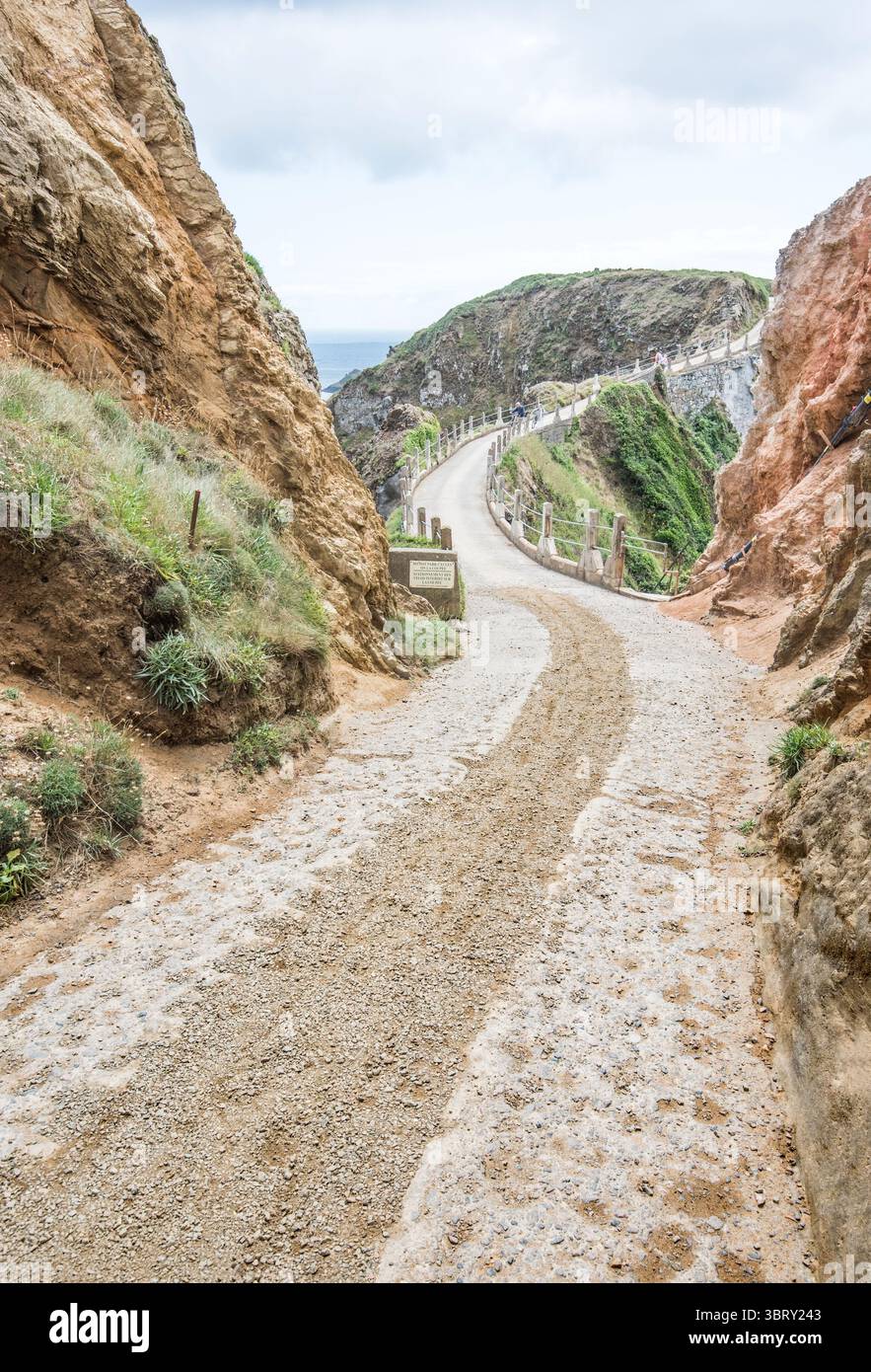 Uno stretto istmo conosciuto come la Coupée, un'alta cresta a 80 metri (262 piedi) sul mare che collega Great Sark a Little Sark Foto Stock