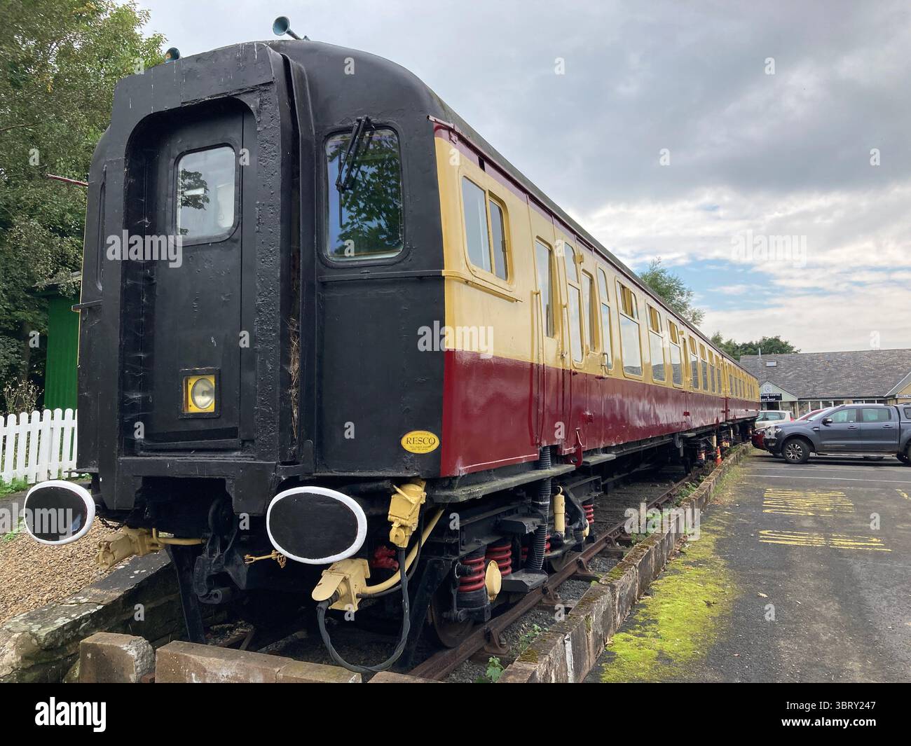 Tè sul treno alla stazione di Bellingham, una carrozza ferroviaria restaurata degli anni '1950 che offre torte fatte in casa, focaccine e pranzi leggeri in un ambiente unico Foto Stock Tè sul treno alla stazione di Bellingham, una carrozza ferroviaria restaurata degli anni '1950 che offre torte fatte in casa, focaccine e pranzi leggeri in un ambiente unico Foto Stock