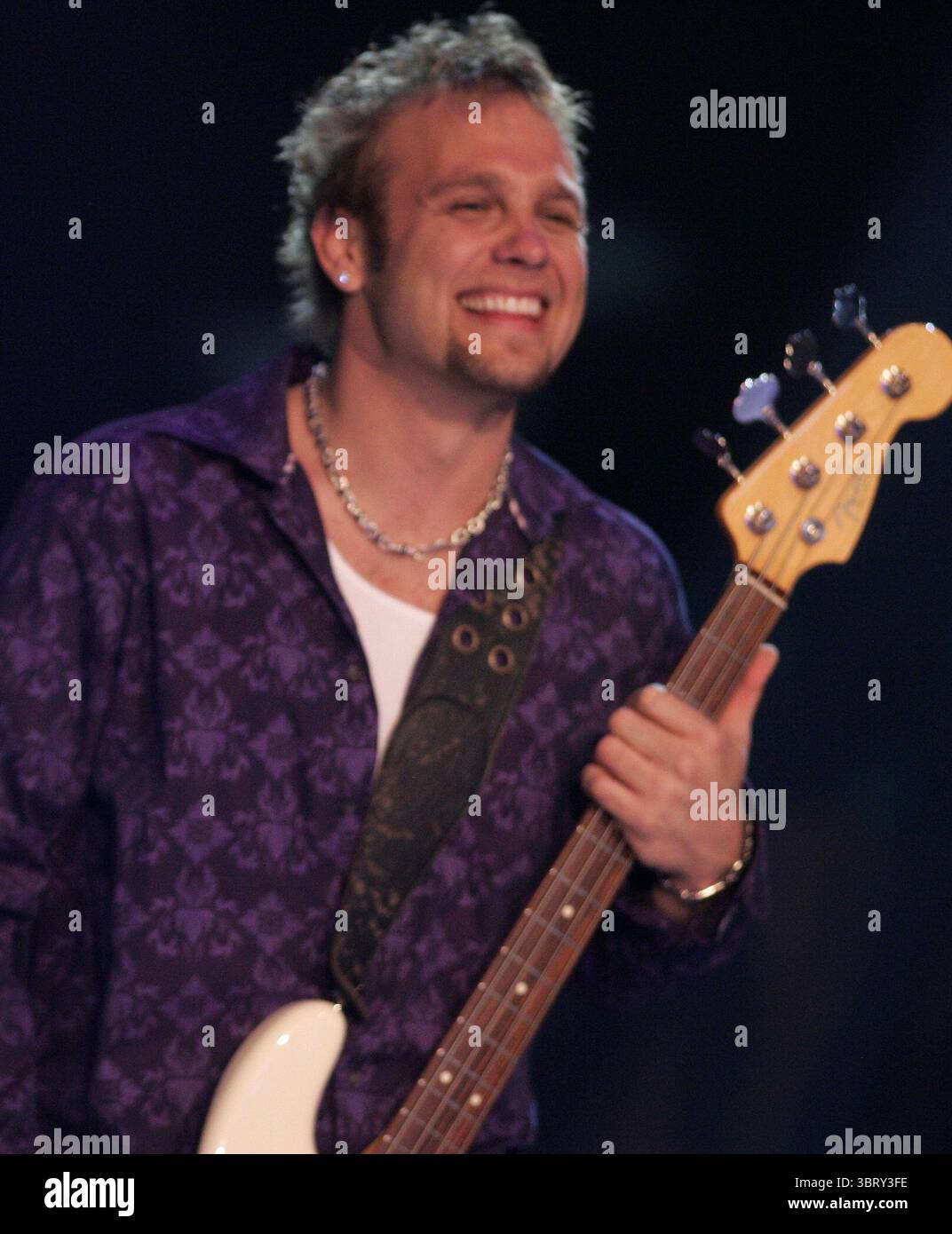 FORT LAUDERDALE , FL - 20 aprile: Todd Harrell, bassista per il gruppo a 3 porte, è stato arrestato in ritardo il venerdì notte e caricato con vehicular omicidio a seguito di un incidente mortale a Nashville, TN. Secondo la polizia, Harrell è stato la guida ad alta velocità quando la sua auto tagliata una Ford pickup truck ... che poi è andato fuori controllo, colpito un guardrail, percorsa in giù da un terrapieno e ribaltato. La polizia dice il conducente del raccoglitore è stato non indossare una cintura di sicurezza. Egli è stato trasferito in un ospedale vicino, ma è stato dichiarato morto poco dopo il vostro arrivo. Harrell ha mostrato segni di deterioramento durante il fie Foto Stock