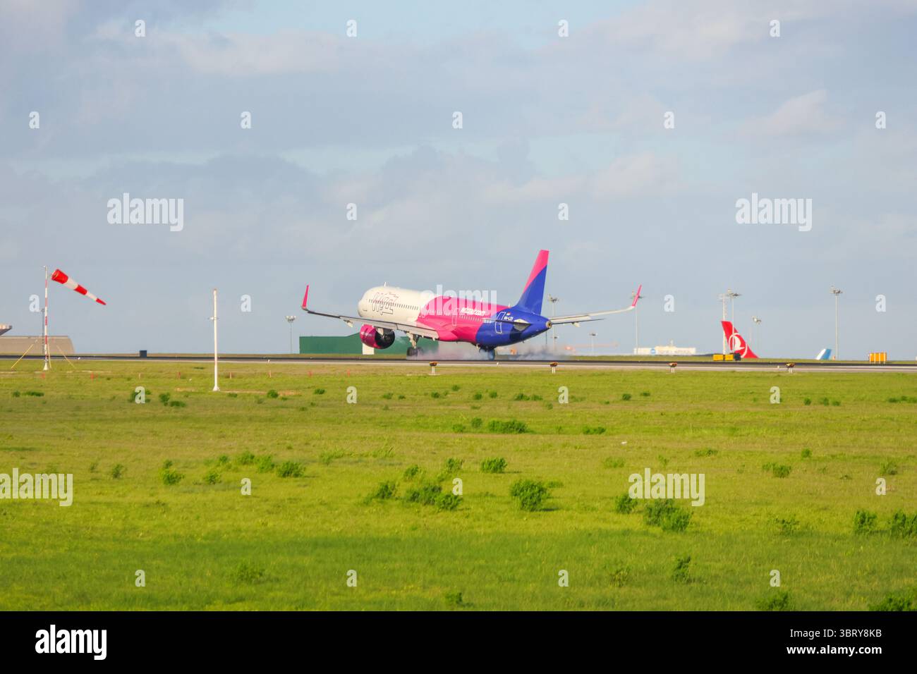 Aereo atterrante all'aeroporto internazionale humberto delgado di lisbona Foto Stock