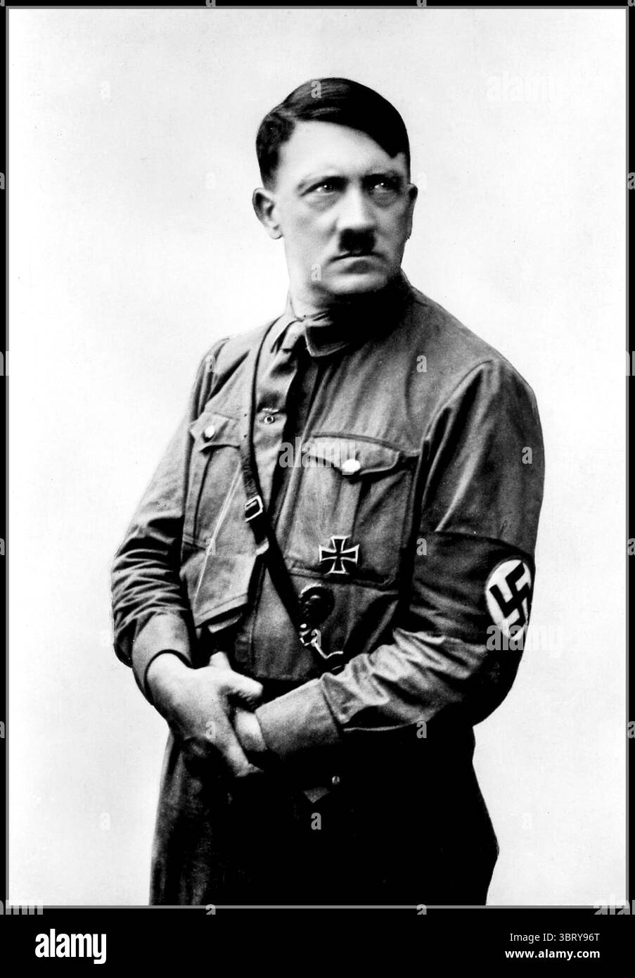 Adolf Hitler 1934 come 'The Reichskanzler' in Sturmabteilung SA uniforme (The Brown Shirts) indossando una fascia da braccio nazista Swastika Germania 1930s. Führer und Reichskanzler (leader e cancelliere del Reich). Sturmabteilung; SA; letteralmente "distacco di tormo") era l'ala paramilitare originale del Partito nazista (Partito Nazionale Socialista Tedesco dei lavoratori) e divenne il NSDAP Foto Stock