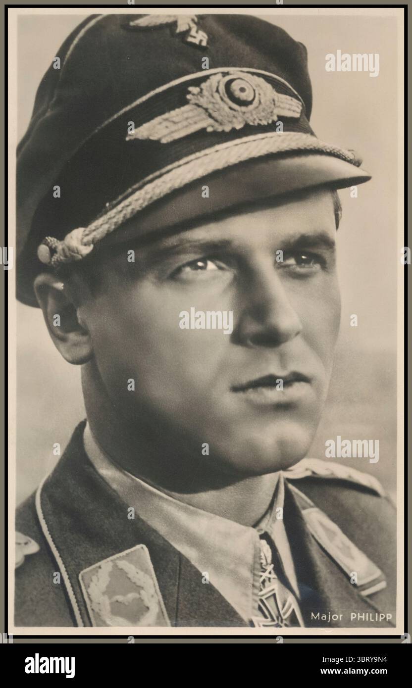 Il maggiore Hans Philipp DELLA LUFTWAFFE ACE durante la seconda guerra mondiale fu un asso dei caccia della Luftwaffe, accreditato con 206 vittorie aeree in oltre 500 missioni. Prestò servizio con il Jagdgeschwader 54 (JG 54) sia sul fronte orientale che su quello occidentale ed era noto per il suo volo aggressivo e la sua leadership. Altamente decorato, ha ricevuto la Croce di Cavaliere con foglie di quercia e spade. Fu ucciso in azione nel 1943 mentre intercettava bombardieri americani sulla Germania. Foto Stock