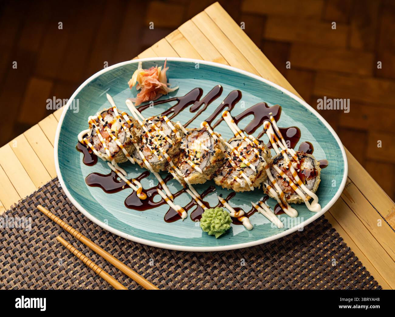 Sushi roll tempura steso sul piatto con wasabi e zenzero Foto Stock