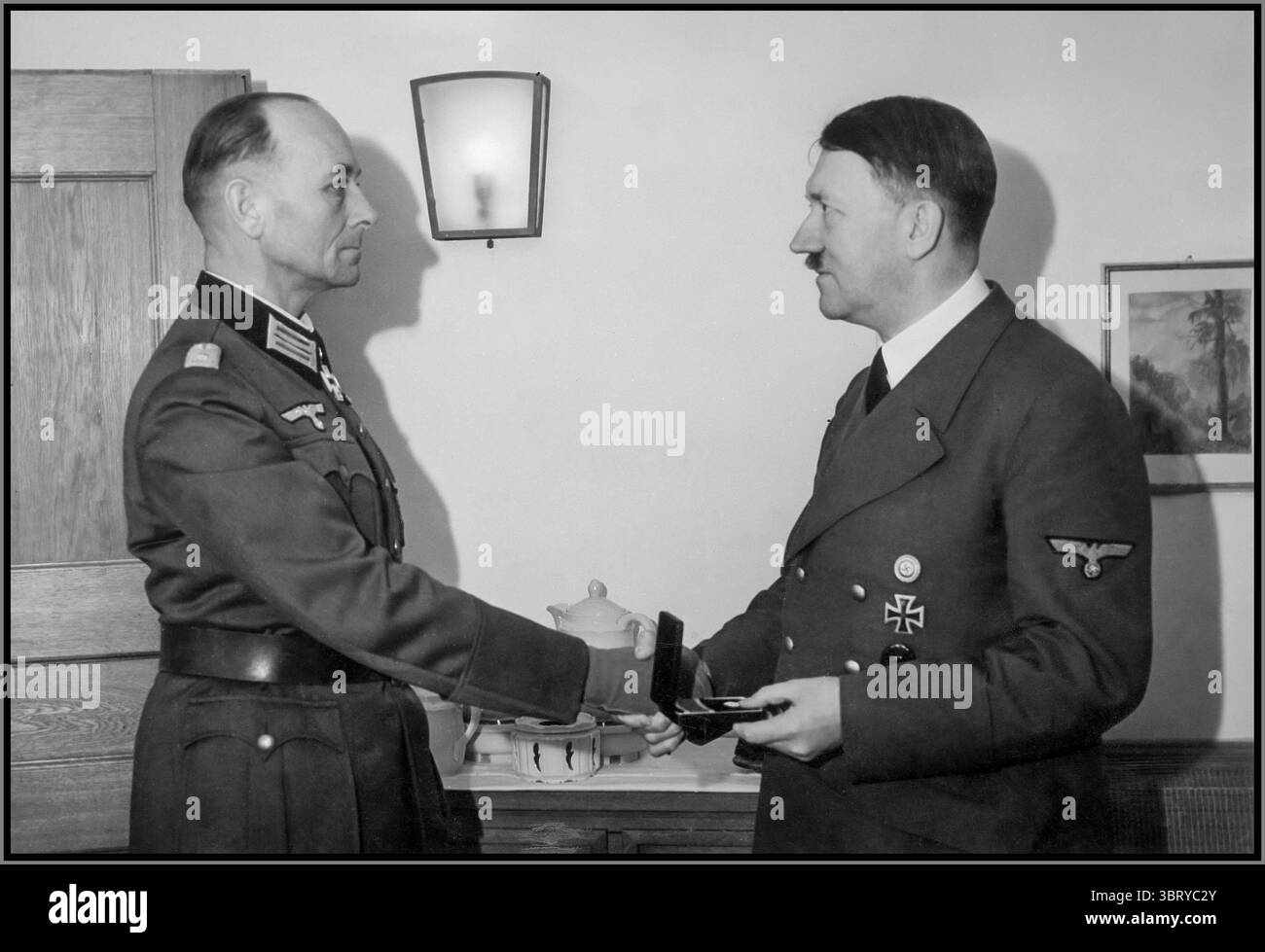 Adolf Hitler (Führer und Oberster Befehlshaber der Wehrmacht) alla cerimonia di premiazione dell'Oberst Kurt-Jürgen Freiherr von Lützow (Kommandeur Infanterie-Regiment 89 / 12.Infanterie-Division) che si tennero presso l'Führerhauptquartier Wolfsschanze a Rastenburg, nella Prussia orientale, il 26 ottobre 1941. Questa foto è stata scattata dal fotografo Presse-Illustrationen Heinrich Hoffmann e pubblicata da "Berliner Morgenpost" il 4 gennaio 1942. L'Oberst Lützow ricevette l'Eichenlaub n. 37 (foglie di quercia) per il suo Ritterkreuz il 21 ottobre 1941 per le sue azioni durante l'operazione Barbarossa. Foto Stock