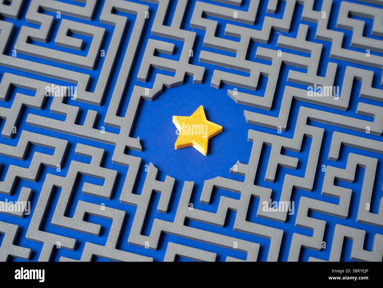 Stella nel labirinto. In Search of Fame and Recognition. Lavoro e prove sulla via del successo. Realizzazione della carriera attraverso le sfide. Deve personale Foto Stock