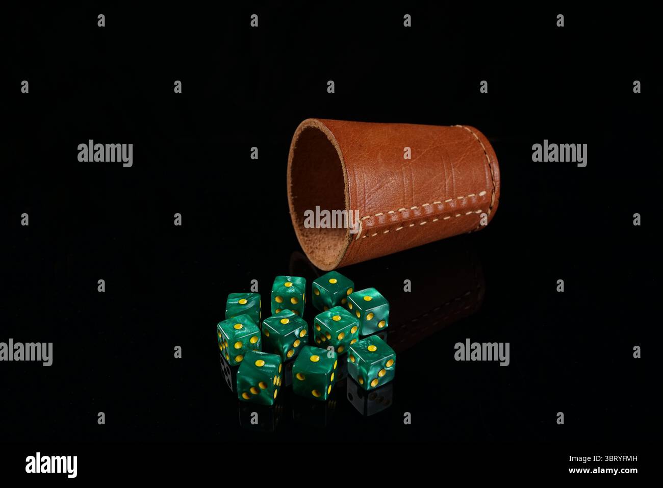 Tazza di cuoio con 1 dado verde Foto Stock