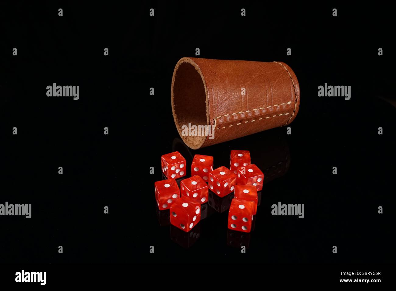 Tazza in pelle con 1 dado rosso Foto Stock