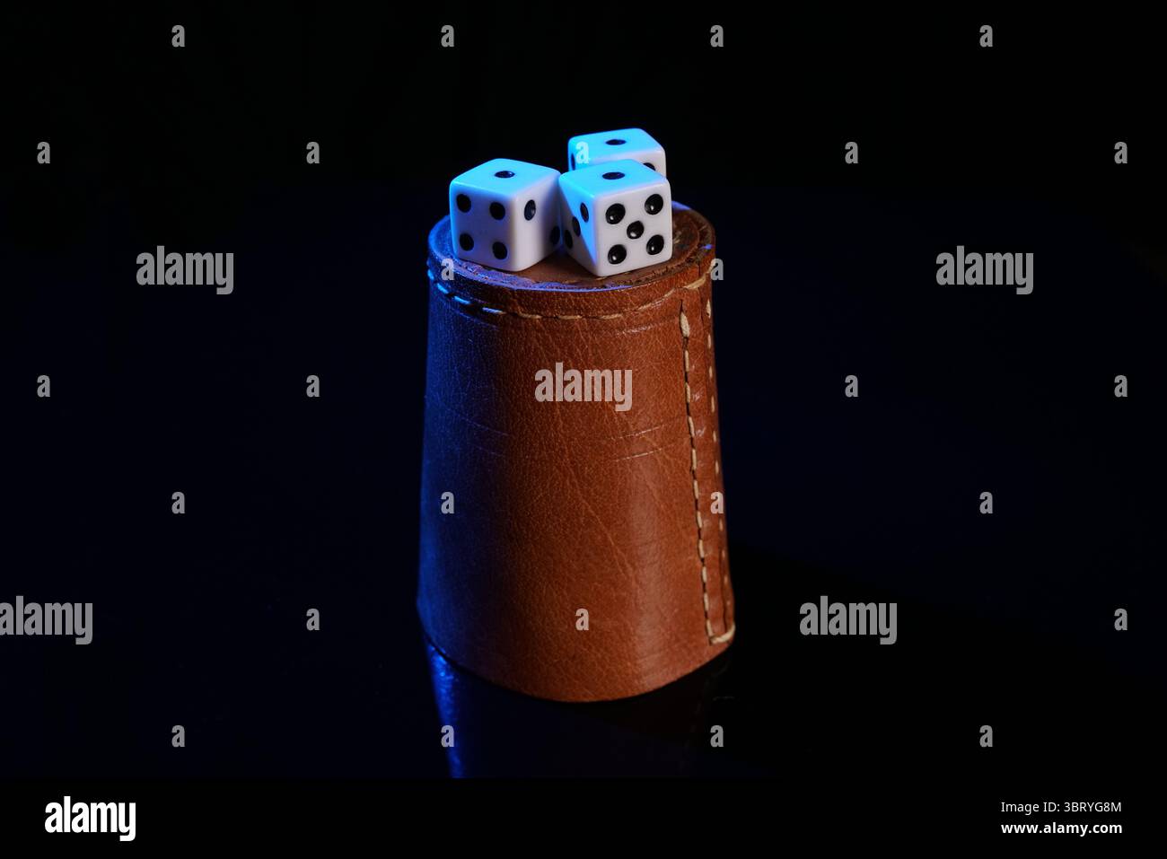 Tazza con dadi, 1, luce blu Foto Stock