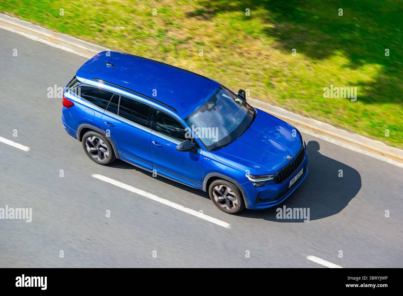 Ostrava, Repubblica Ceca - 18 giugno 2025: SUV blu Skoda Kodiaq, veicolo con effetto di sfocatura del movimento dall'alto Foto Stock