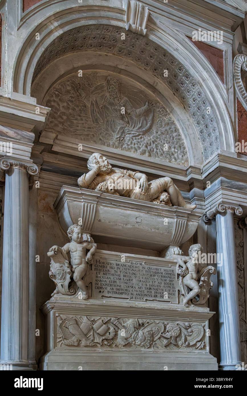 Nel nartece della Cattedrale di Santa Maria Assunta, il monumento funerario con sculture in marmo dedicato a Horatio Brancadoro. Fermo, Marche Foto Stock