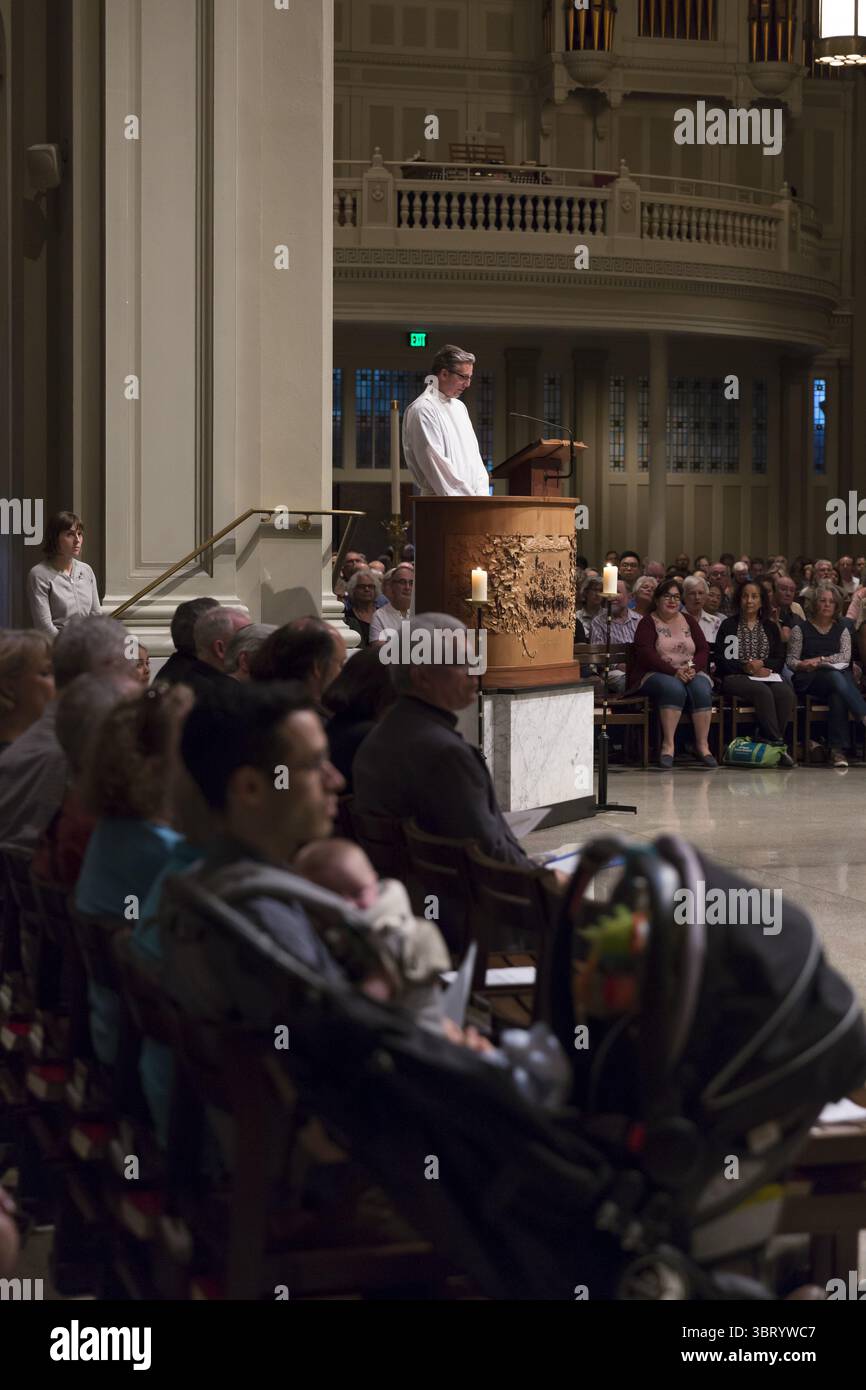 21 giugno 2018 - Seattle, Washington, Stati Uniti - Seattle, Washington: Un membro del clero si rivolge ai sostenitori della Cattedrale di St. James. Centinaia di sostenitori si sono riuniti nella cattedrale episcopale di San Marco a Capitol Hill per una preghiera interreligiosa e una veglia a sostegno dei migranti e dei richiedenti asilo che vengono negli Stati Uniti e per protestare contro la disumana separazione dei bambini dai loro genitori. La "preghiera e processione per le famiglie al confine" di tre miglia ha avuto inizio presso la Cattedrale Episcopale di Saint Markâ e si è conclusa presso la Cattedrale Cattolica Romana di St. James a First Hill. (Immagine di credito: © Paul Gordon via ZUMA Foto Stock