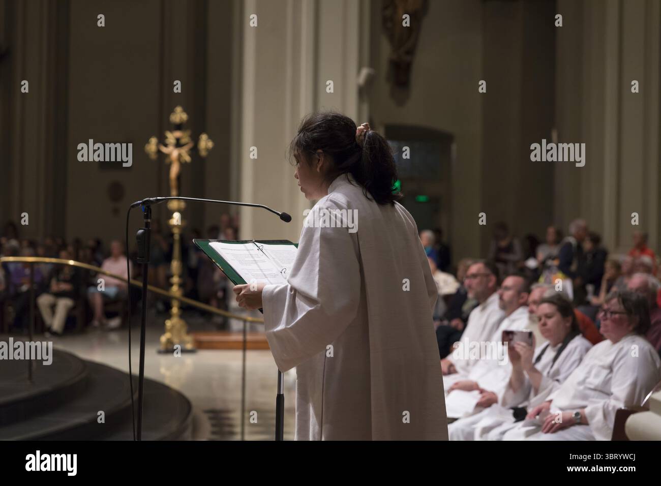 21 giugno 2018 - Seattle, Washington, Stati Uniti - Seattle, Washington: Un membro del clero si rivolge ai sostenitori della Cattedrale di St. James. Centinaia di sostenitori si sono riuniti nella cattedrale episcopale di San Marco a Capitol Hill per una preghiera interreligiosa e una veglia a sostegno dei migranti e dei richiedenti asilo che vengono negli Stati Uniti e per protestare contro la disumana separazione dei bambini dai loro genitori. La "preghiera e processione per le famiglie al confine" di tre miglia ha avuto inizio presso la Cattedrale Episcopale di Saint Markâ e si è conclusa presso la Cattedrale Cattolica Romana di St. James a First Hill. (Immagine di credito: © Paul Gordon via ZUMA Foto Stock