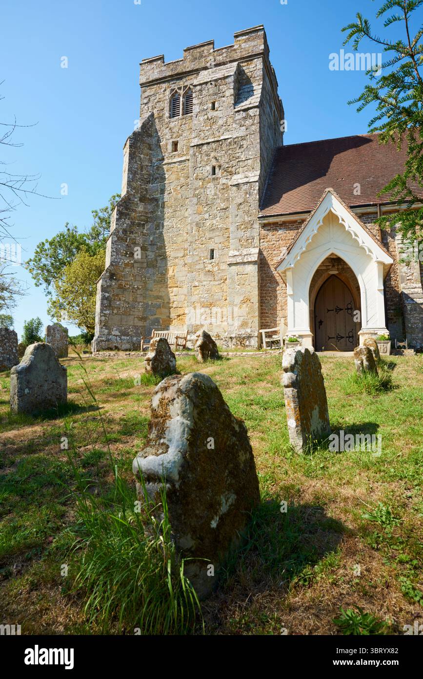 La torre del XV secolo della chiesa di San Giorgio, Crowhurst, East Sussex, Regno Unito Foto Stock