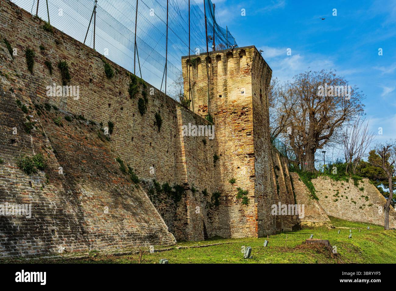 Una delle tante torri che difendono le mura medievali della città di fermo. Fermo, regione Marche, Italia, Europa Foto Stock