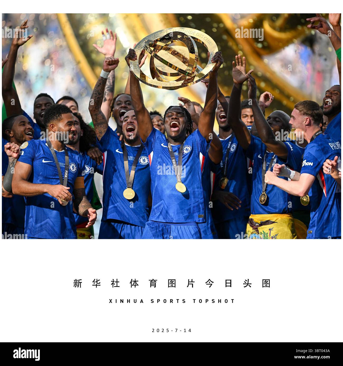 Pechino, Stati Uniti. 13 luglio 2025. I giocatori del Chelsea FC festeggiano con il trofeo durante la cerimonia di premiazione della finale tra Chelsea FC (Inghilterra) e Paris Saint-Germain (Francia) alla Coppa del mondo per club FIFA 2025 al MetLife Stadium, New Jersey, Stati Uniti, 13 luglio 2025. Crediti: Wu Xiaoling/Xinhua/Alamy Live News Foto Stock