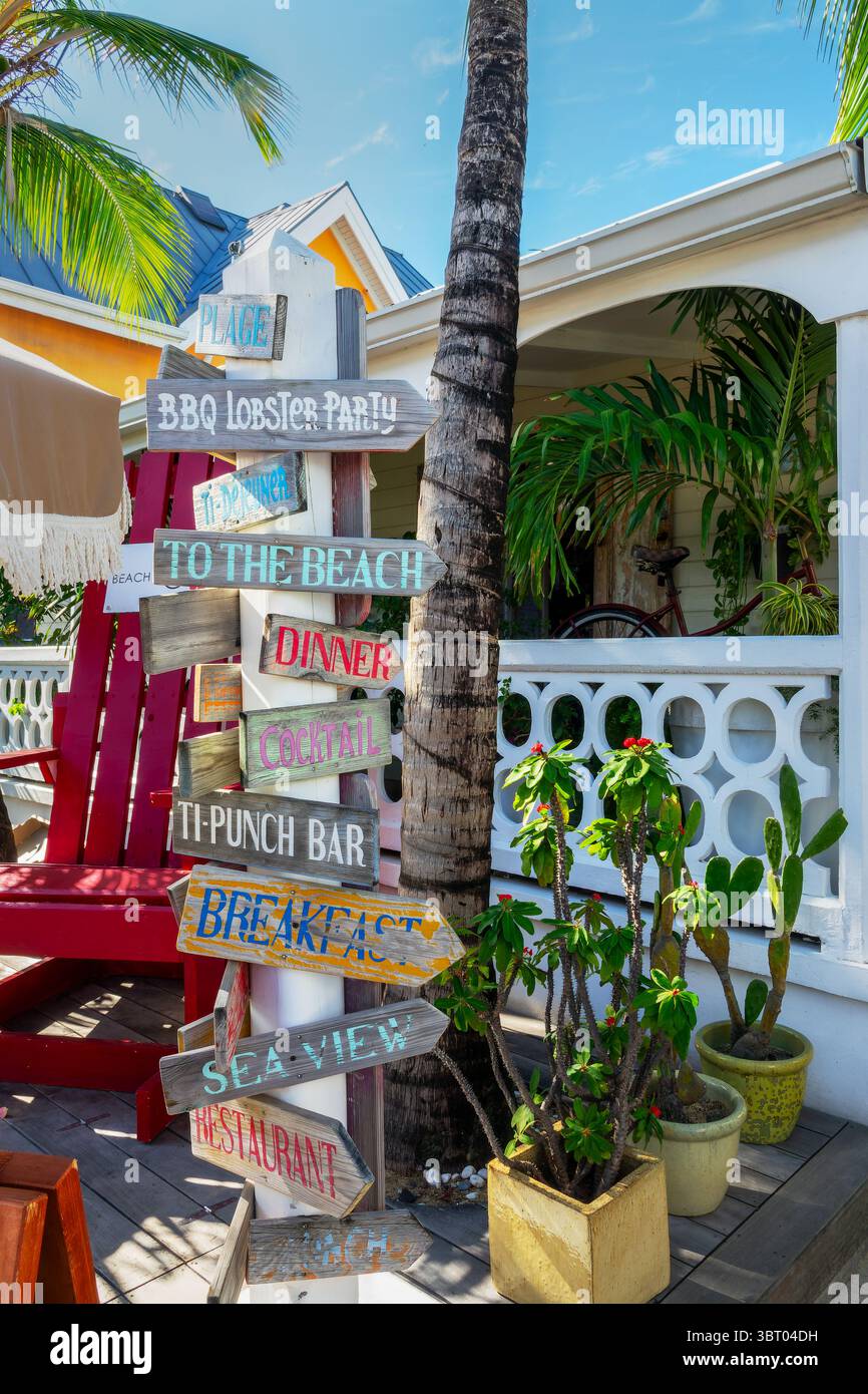 Insegna del ristorante nella strada di Grand Case, sul lato francese dell'isola caraibica di Saint Martin (Sint Maarten), Indie occidentali Foto Stock