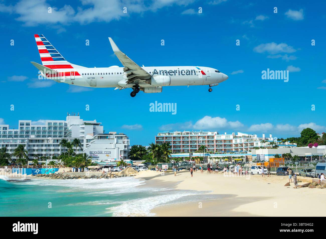 Compagnie aeree americane aerei Boeing atterrano all'aeroporto internazionale Princess Juliana (SXM) e alla spiaggia di Maho, all'isola di Sint Maarten (Saint Martin) Foto Stock Compagnie aeree americane aerei Boeing atterrano all'aeroporto internazionale Princess Juliana (SXM) e alla spiaggia di Maho, all'isola di Sint Maarten (Saint Martin) Foto Stock