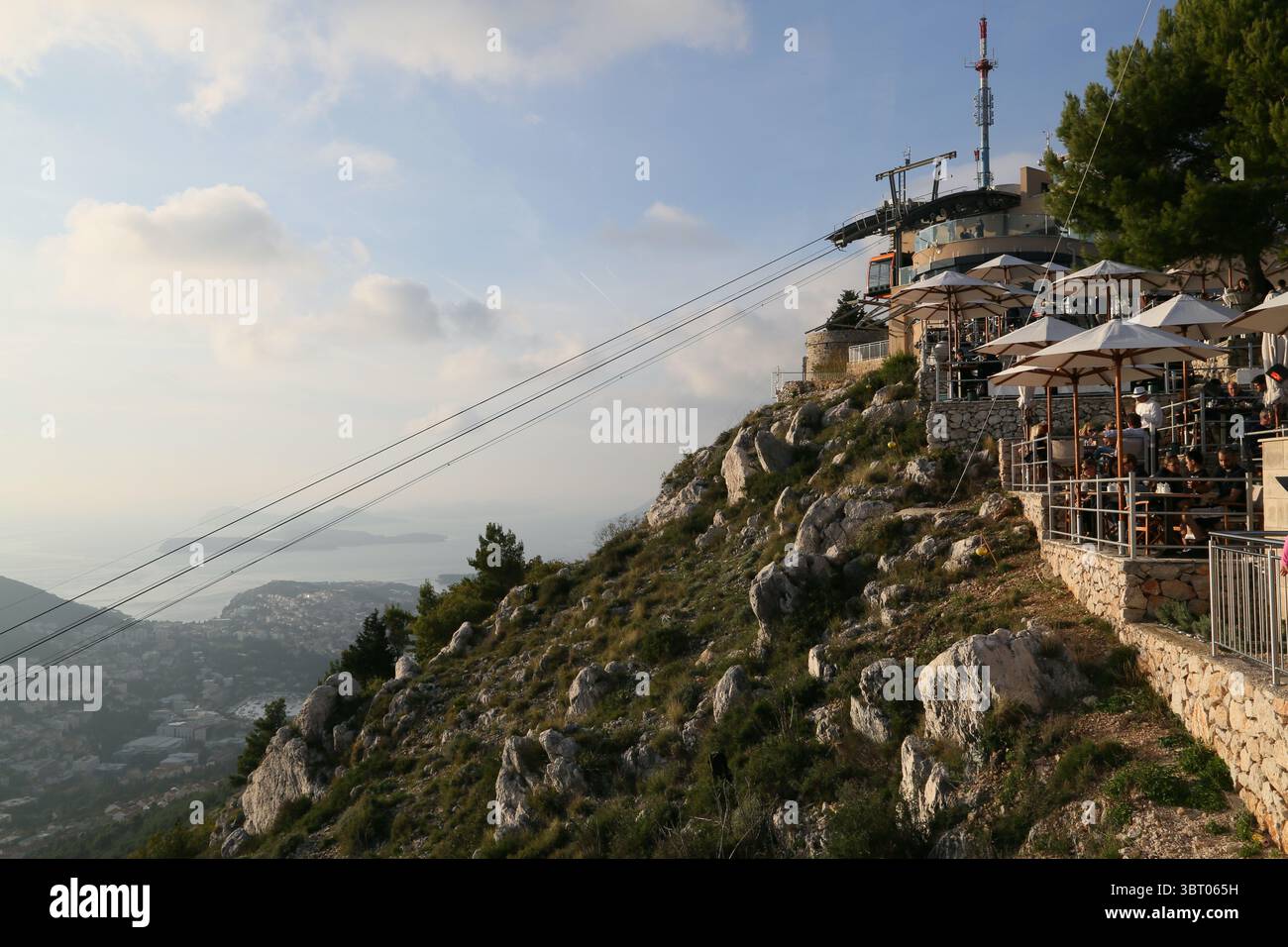 Vista dalla montagna Srd della funivia e del ristorante a Dubrovnik, Croazia Foto Stock