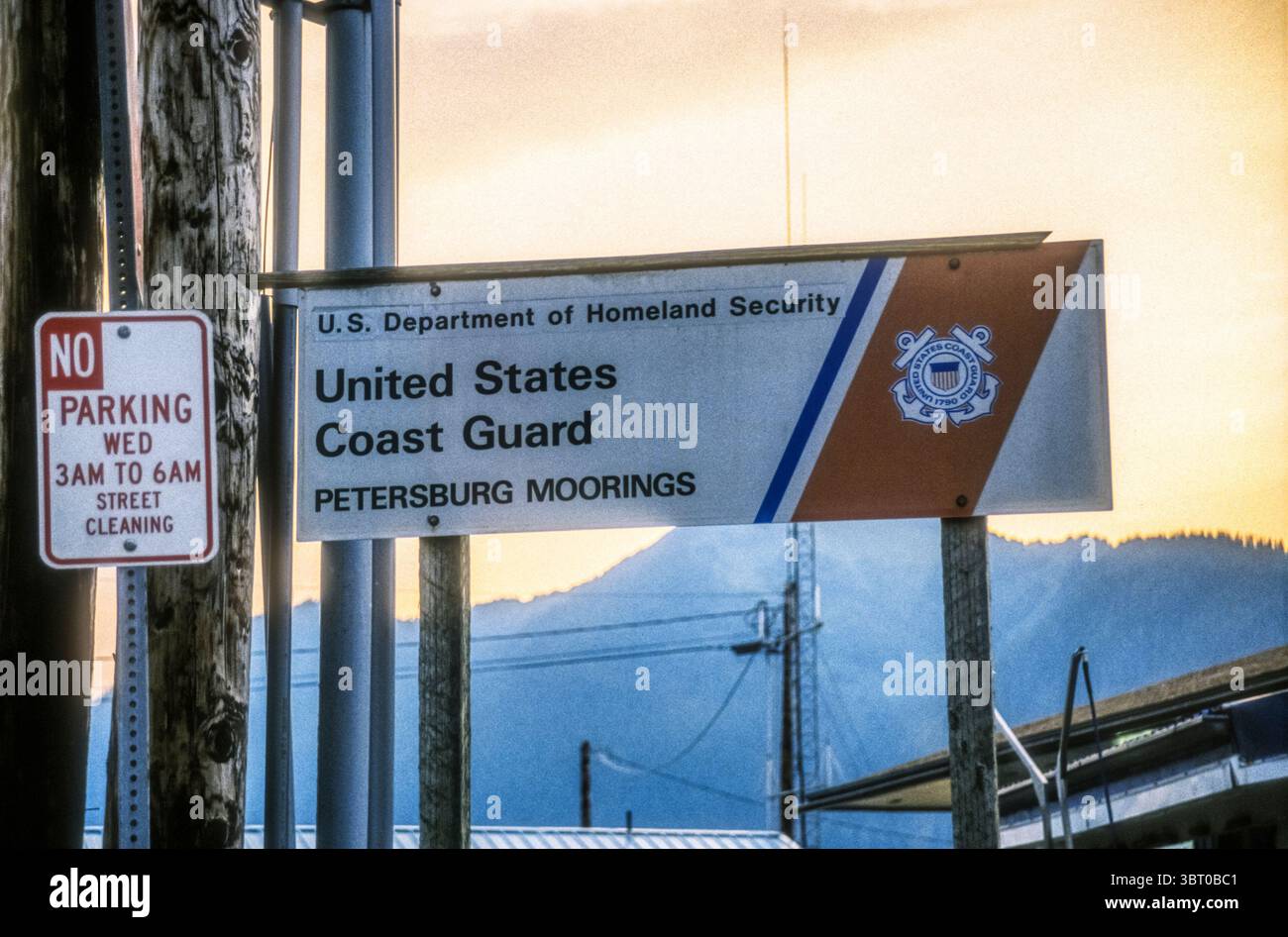 Il Dipartimento per la sicurezza interna DEGLI STATI UNITI e la guardia costiera degli Stati Uniti firmano presso Petersburg Moorings in Alaska, USA. Foto Stock