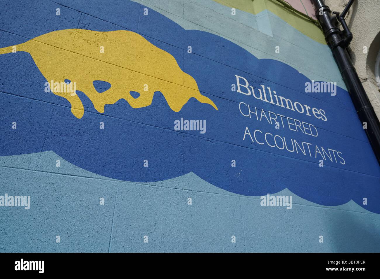 Murale che mostra un design vivace in uno studio di contabilità, che rappresenta la creatività nei servizi aziendali. Dorking, Inghilterra Foto Stock