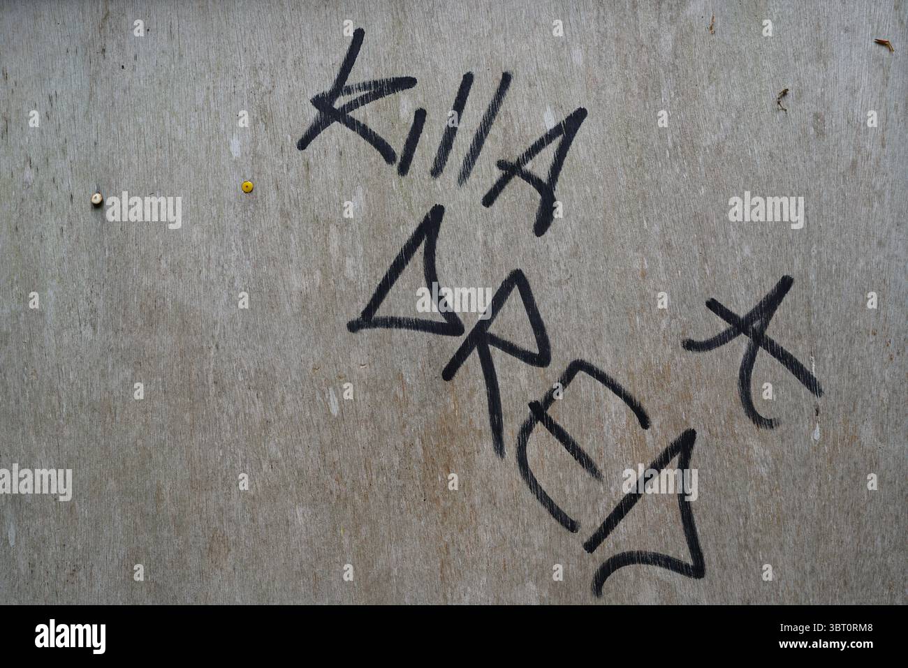 Urban Black Graffiti su pareti in cemento intemprato con design ondulato. Dorking, Inghilterra Foto Stock