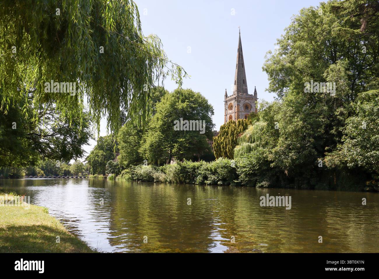 Fiume Avon con Holy Trinity Church sullo sfondo, Stratford-upon-Avon, Warwickshire, Regno Unito. Foto Stock