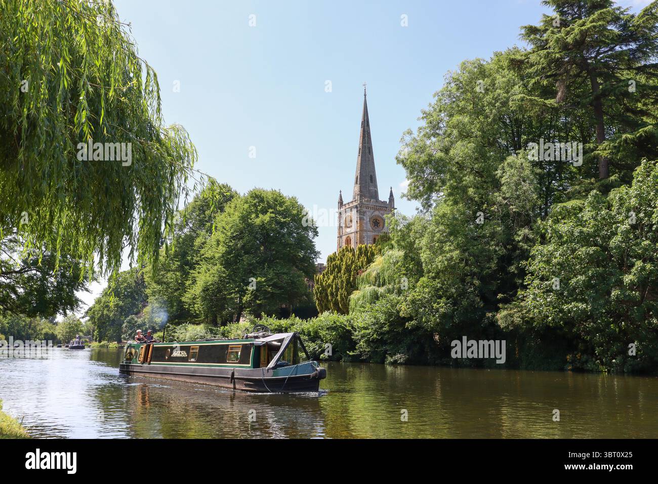 Fiume Avon con Holy Trinity Church sullo sfondo, Stratford-upon-Avon, Warwickshire, Regno Unito. Foto Stock